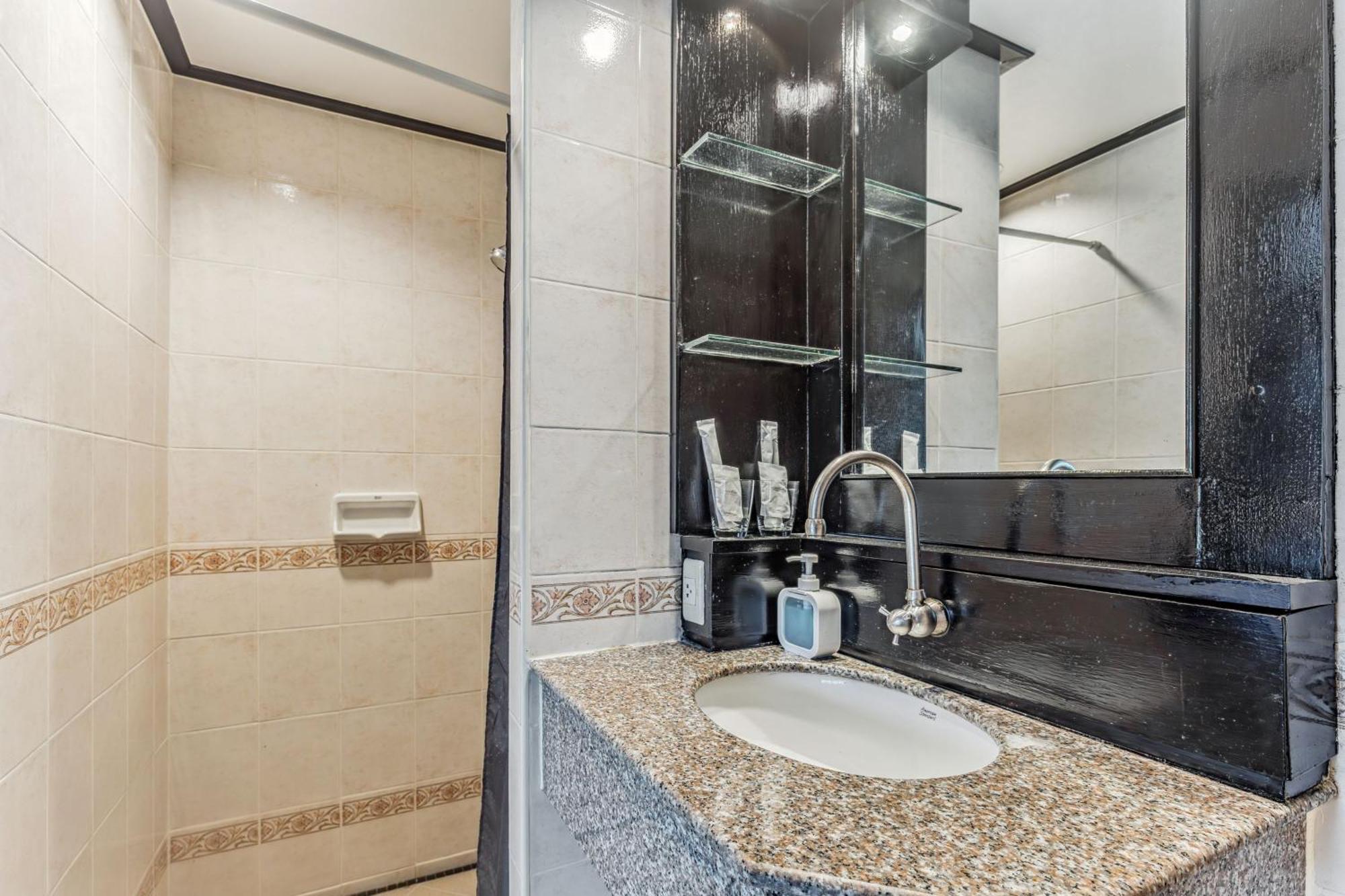 Rattana Beach Hotel Karon Phòng bức ảnh