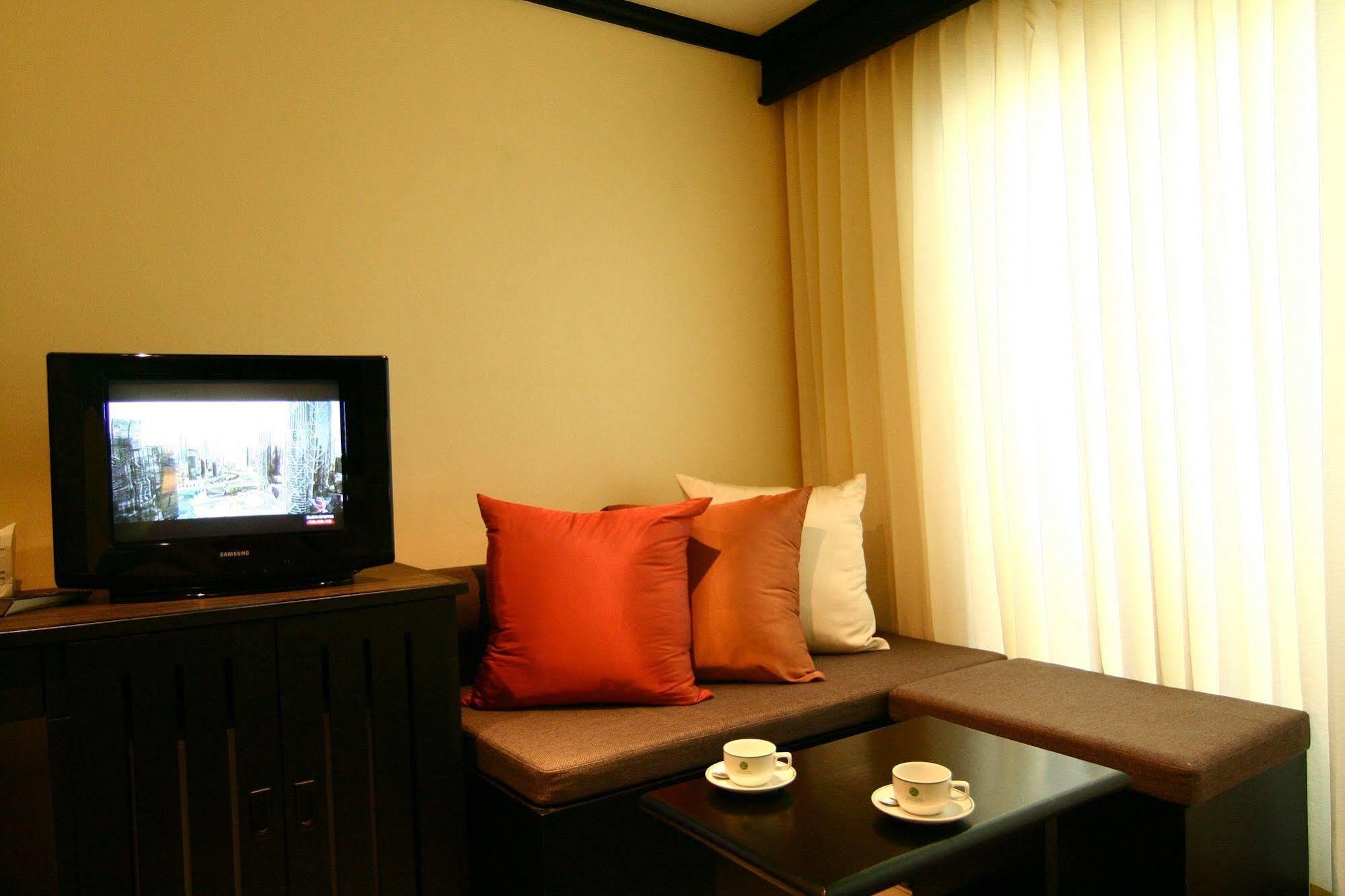 Rattana Beach Hotel Karon Ngoại thất bức ảnh