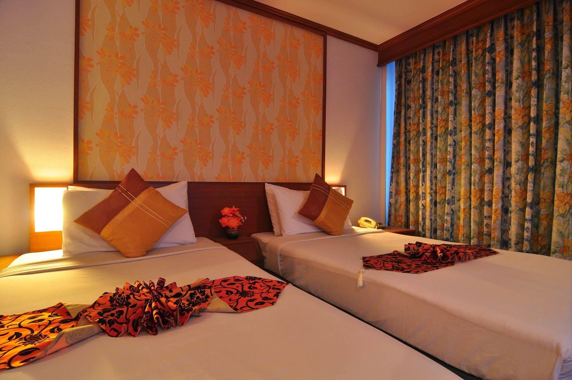 Rattana Beach Hotel Karon Ngoại thất bức ảnh