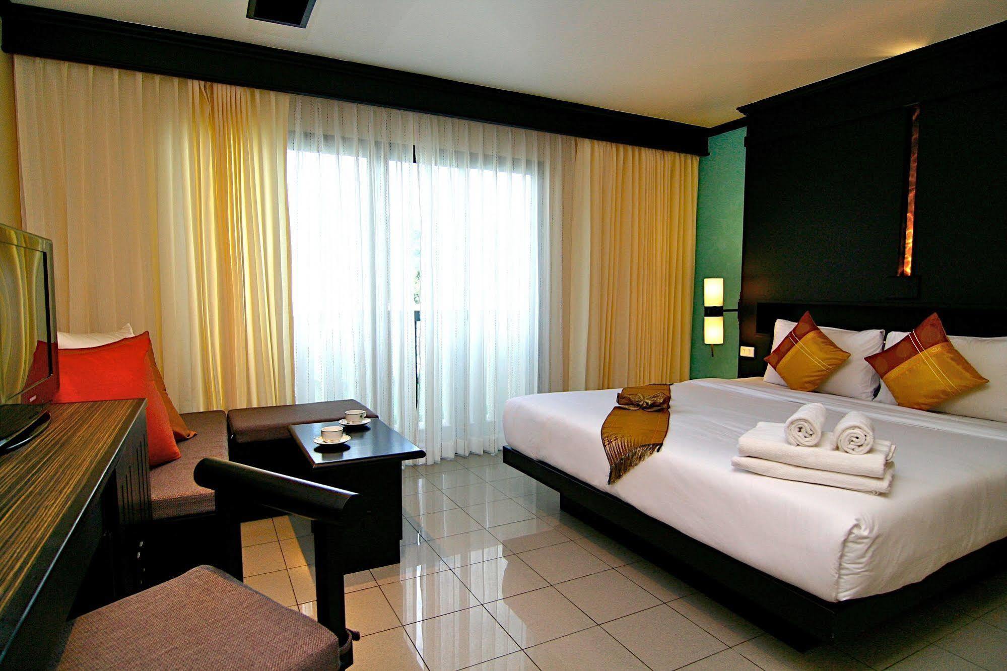 Rattana Beach Hotel Karon Ngoại thất bức ảnh