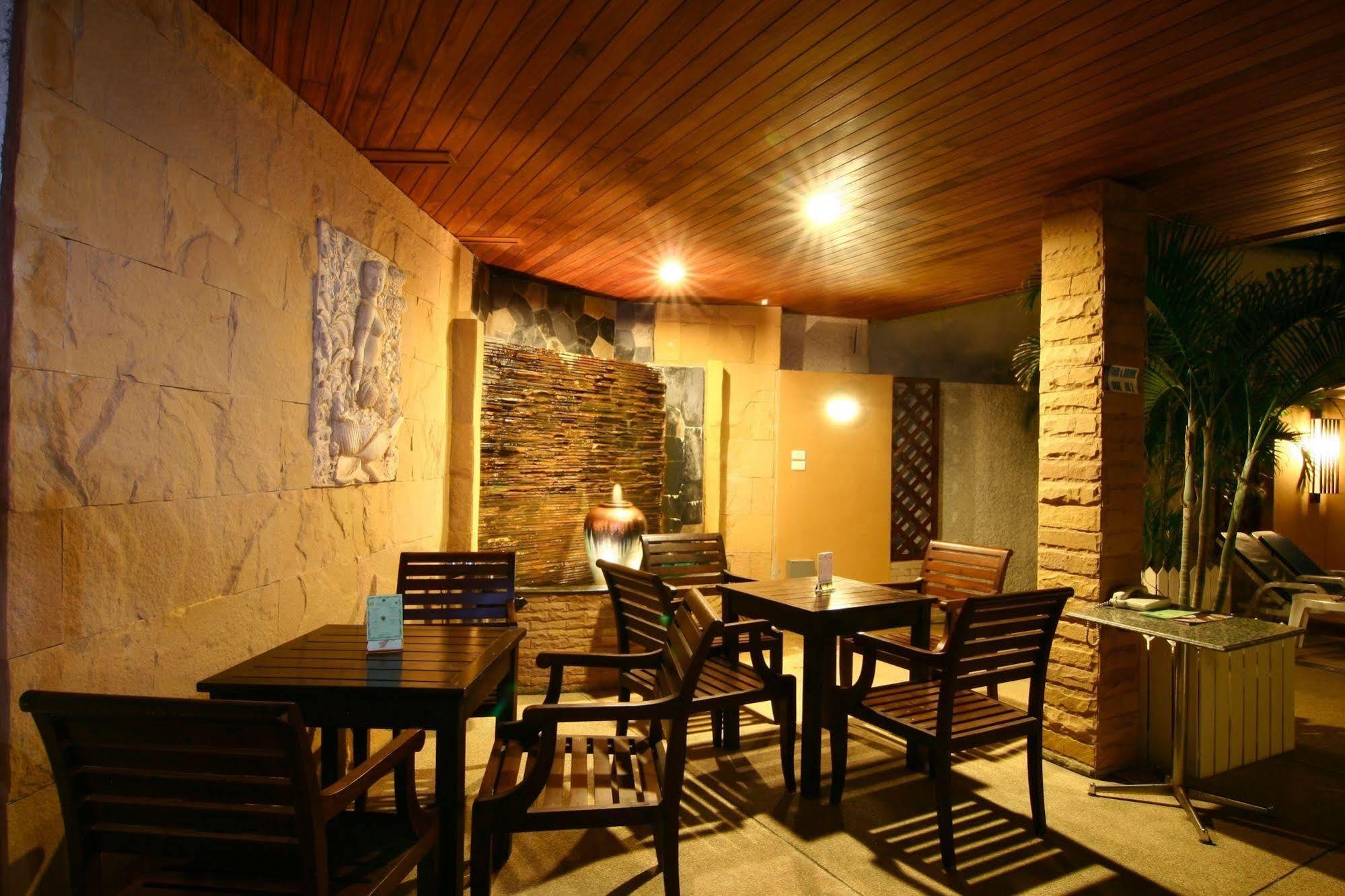 Rattana Beach Hotel Karon Ngoại thất bức ảnh